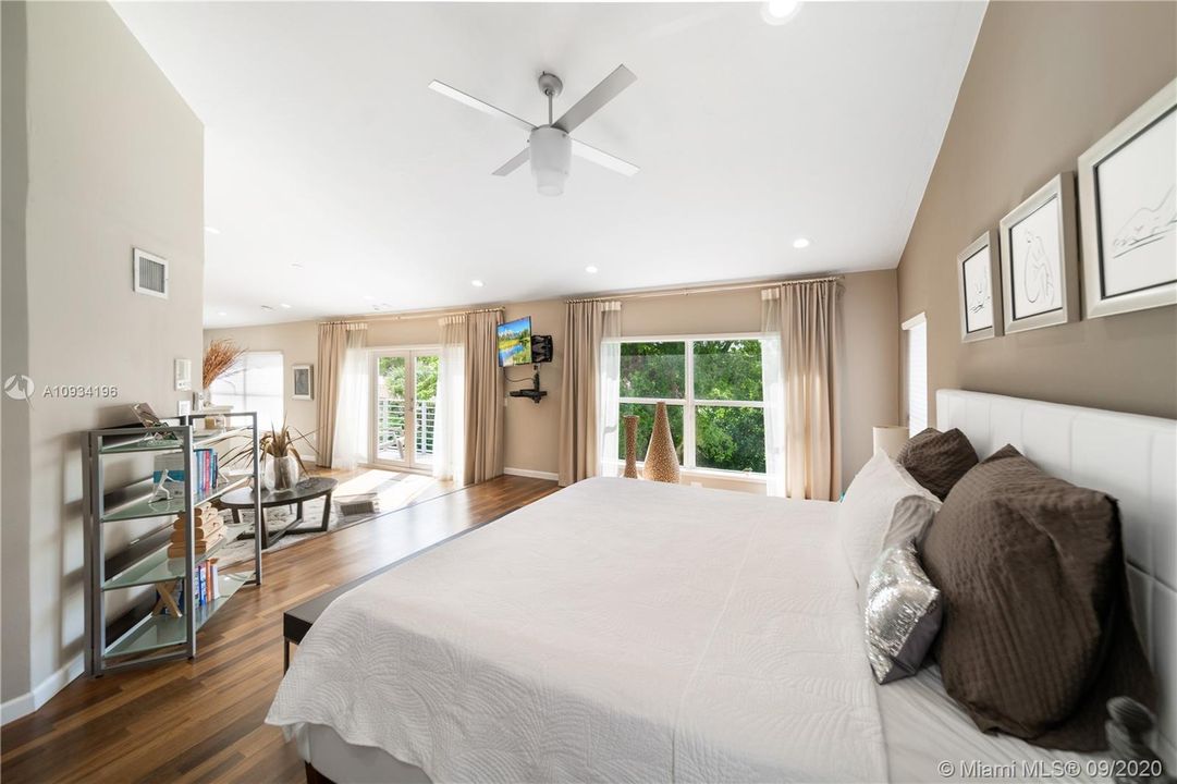 Vendido Recientemente: $725,000 (4 camas, 3 baños, 2745 Pies cuadrados)