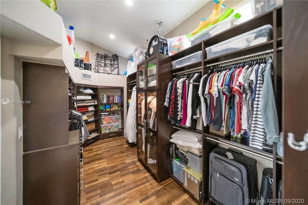 Vendido Recientemente: $725,000 (4 camas, 3 baños, 2745 Pies cuadrados)