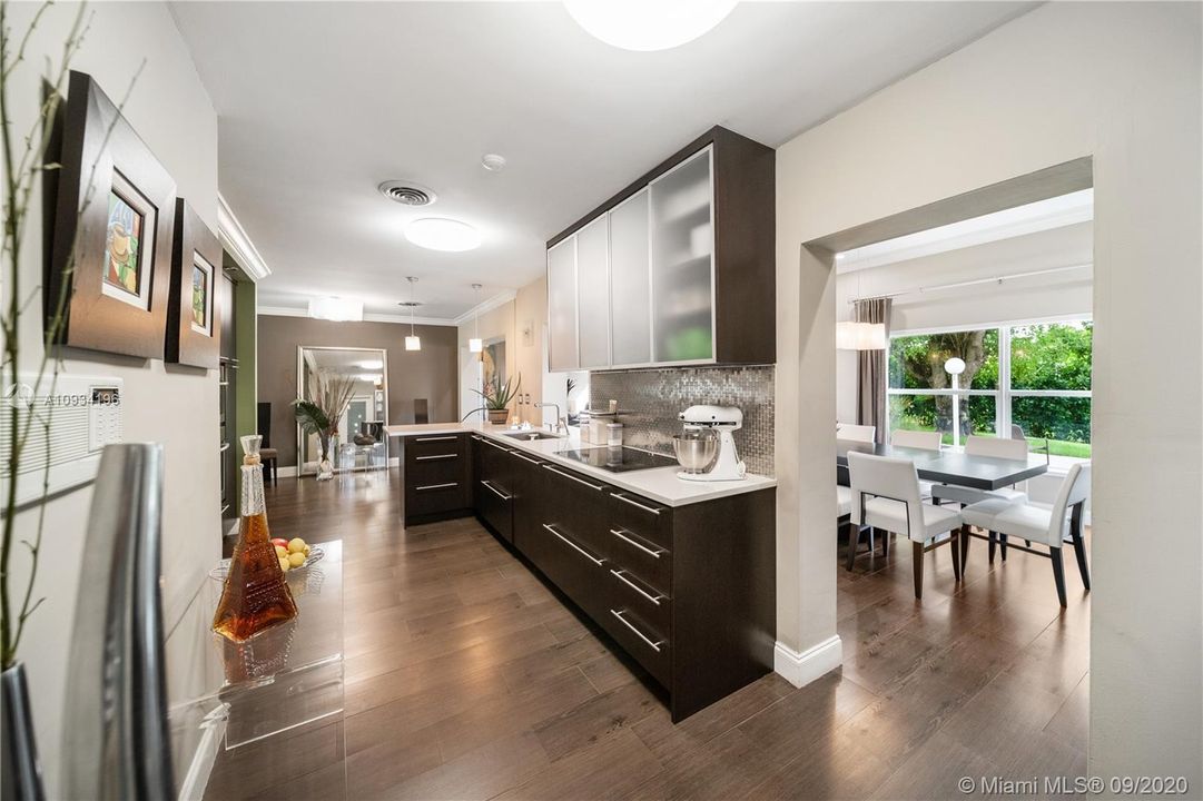 Vendido Recientemente: $725,000 (4 camas, 3 baños, 2745 Pies cuadrados)