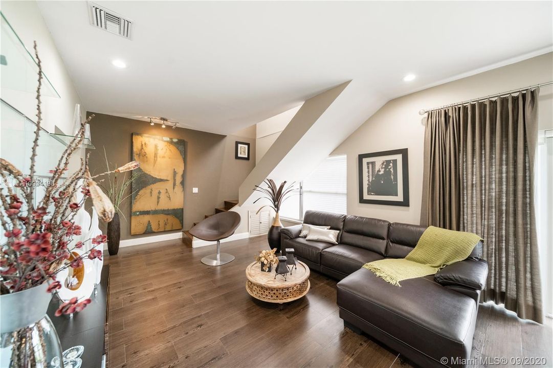 Vendido Recientemente: $725,000 (4 camas, 3 baños, 2745 Pies cuadrados)