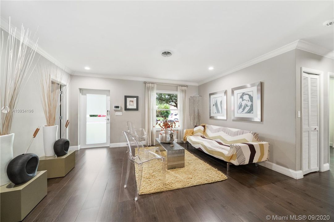 Vendido Recientemente: $725,000 (4 camas, 3 baños, 2745 Pies cuadrados)