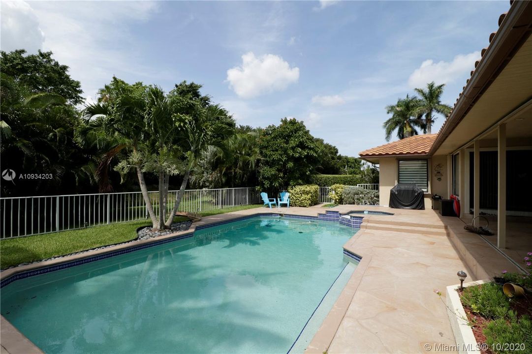 Vendido Recientemente: $905,000 (5 camas, 3 baños, 3124 Pies cuadrados)