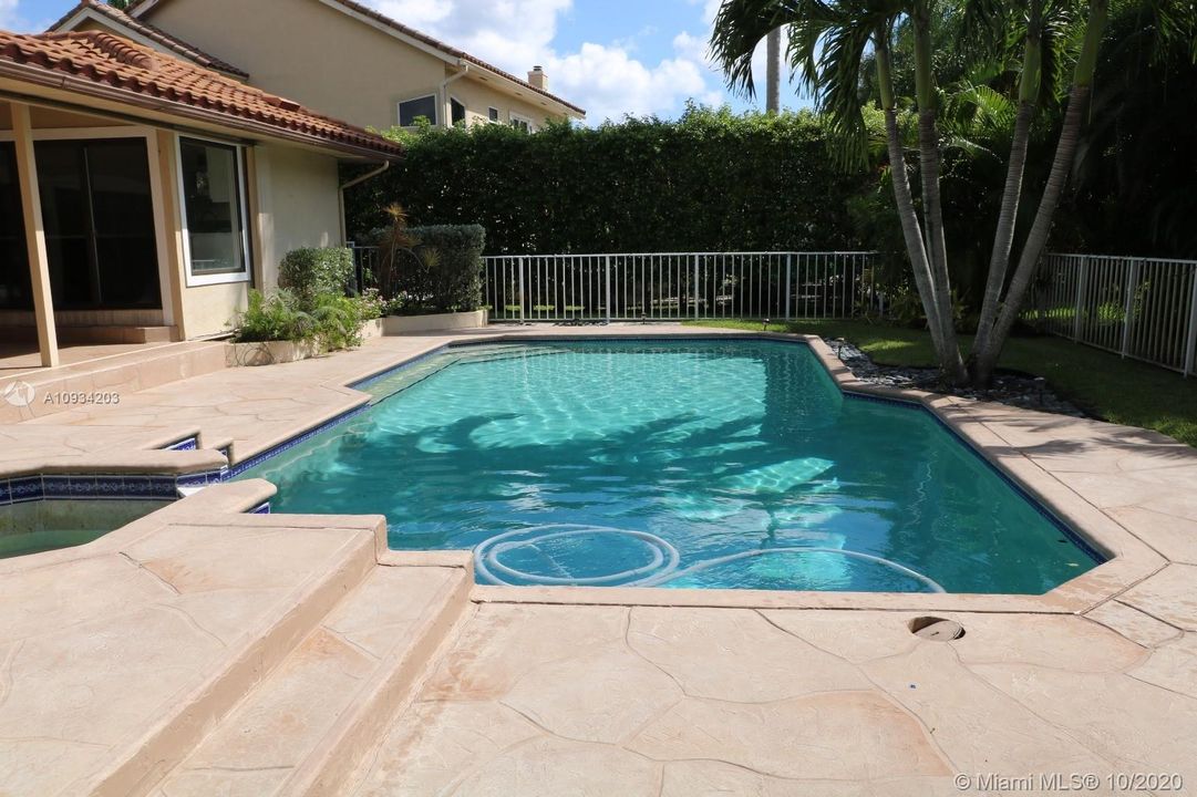 Vendido Recientemente: $905,000 (5 camas, 3 baños, 3124 Pies cuadrados)