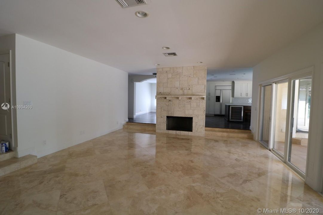 Vendido Recientemente: $905,000 (5 camas, 3 baños, 3124 Pies cuadrados)
