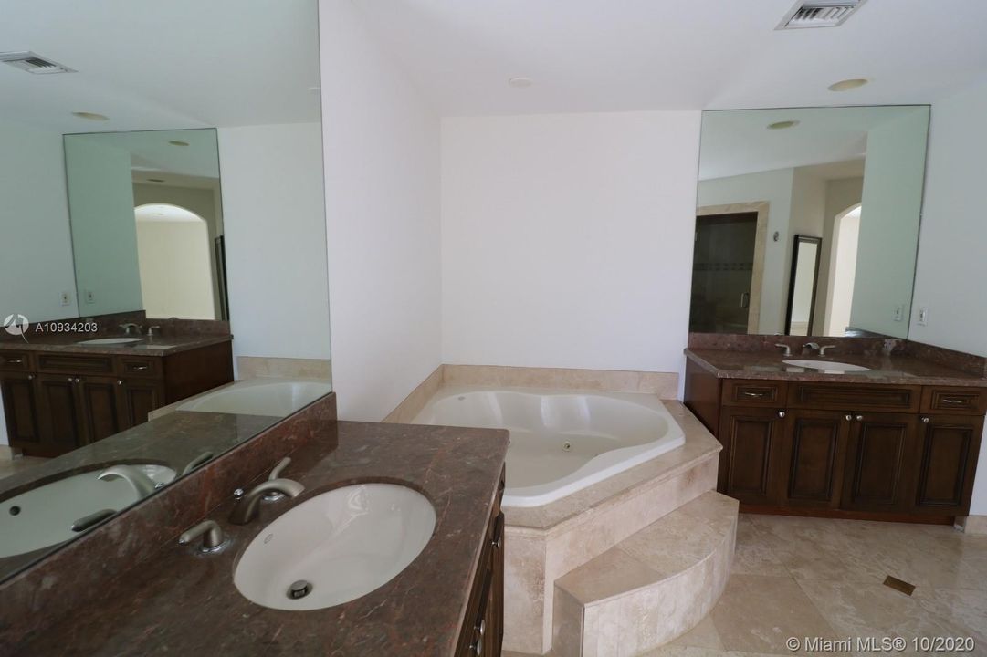 Vendido Recientemente: $905,000 (5 camas, 3 baños, 3124 Pies cuadrados)