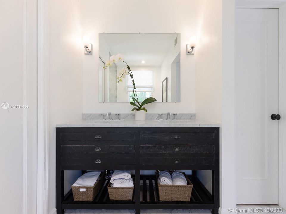 Vendido Recientemente: $1,265,000 (3 camas, 4 baños, 2709 Pies cuadrados)