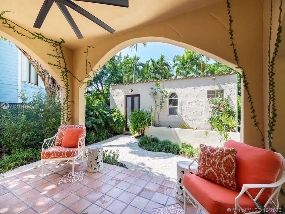 Vendido Recientemente: $1,265,000 (3 camas, 4 baños, 2709 Pies cuadrados)