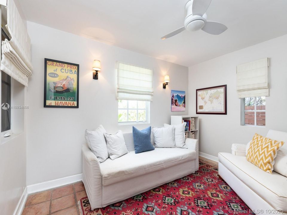 Vendido Recientemente: $1,265,000 (3 camas, 4 baños, 2709 Pies cuadrados)