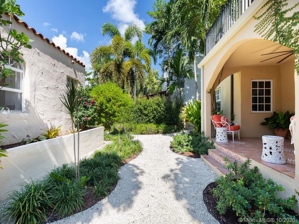 Vendido Recientemente: $1,265,000 (3 camas, 4 baños, 2709 Pies cuadrados)
