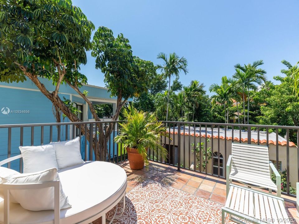 Vendido Recientemente: $1,265,000 (3 camas, 4 baños, 2709 Pies cuadrados)