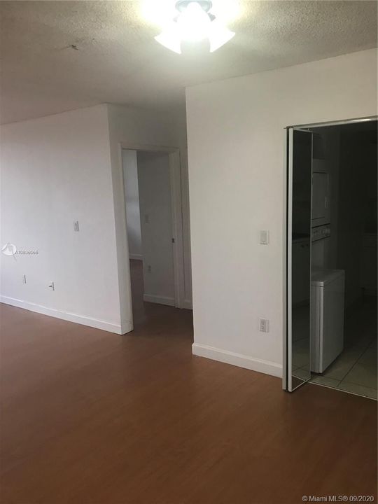 Recently Rented: $1,300 (1 beds, 1 baths, 734 Square Feet)