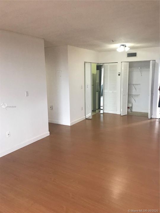 Recently Rented: $1,300 (1 beds, 1 baths, 734 Square Feet)