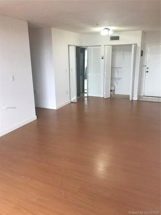 Recently Rented: $1,300 (1 beds, 1 baths, 734 Square Feet)