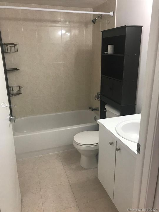 Recently Rented: $1,300 (1 beds, 1 baths, 734 Square Feet)