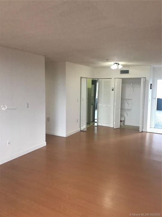 Recently Rented: $1,300 (1 beds, 1 baths, 734 Square Feet)