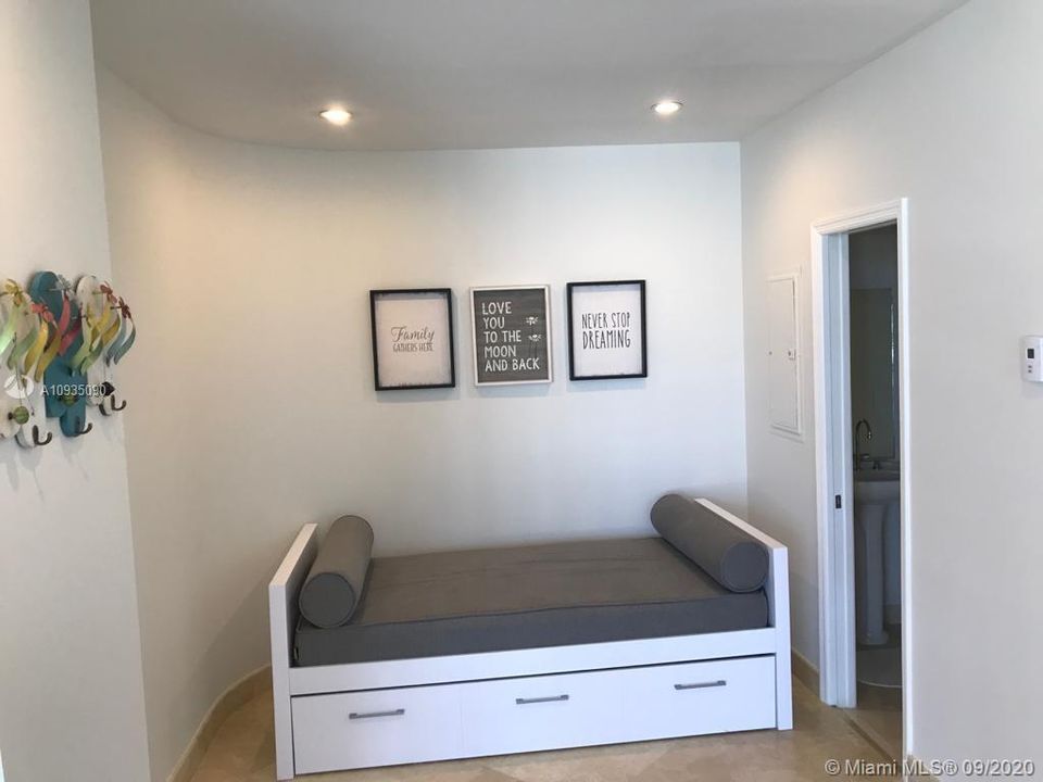 Recently Rented: $3,100 (1 beds, 1 baths, 1096 Square Feet)