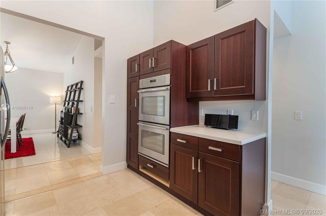 Double oven for efficient cooking. Great for bakers!