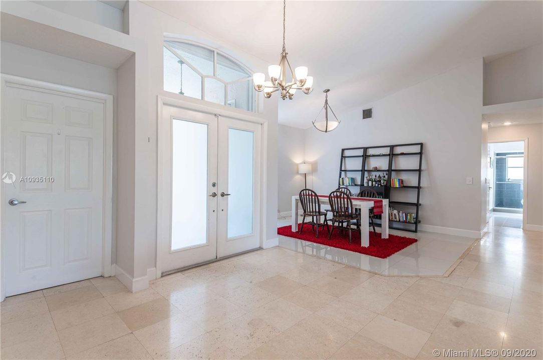 Foyer - the open concept allows an immense flow of natural light