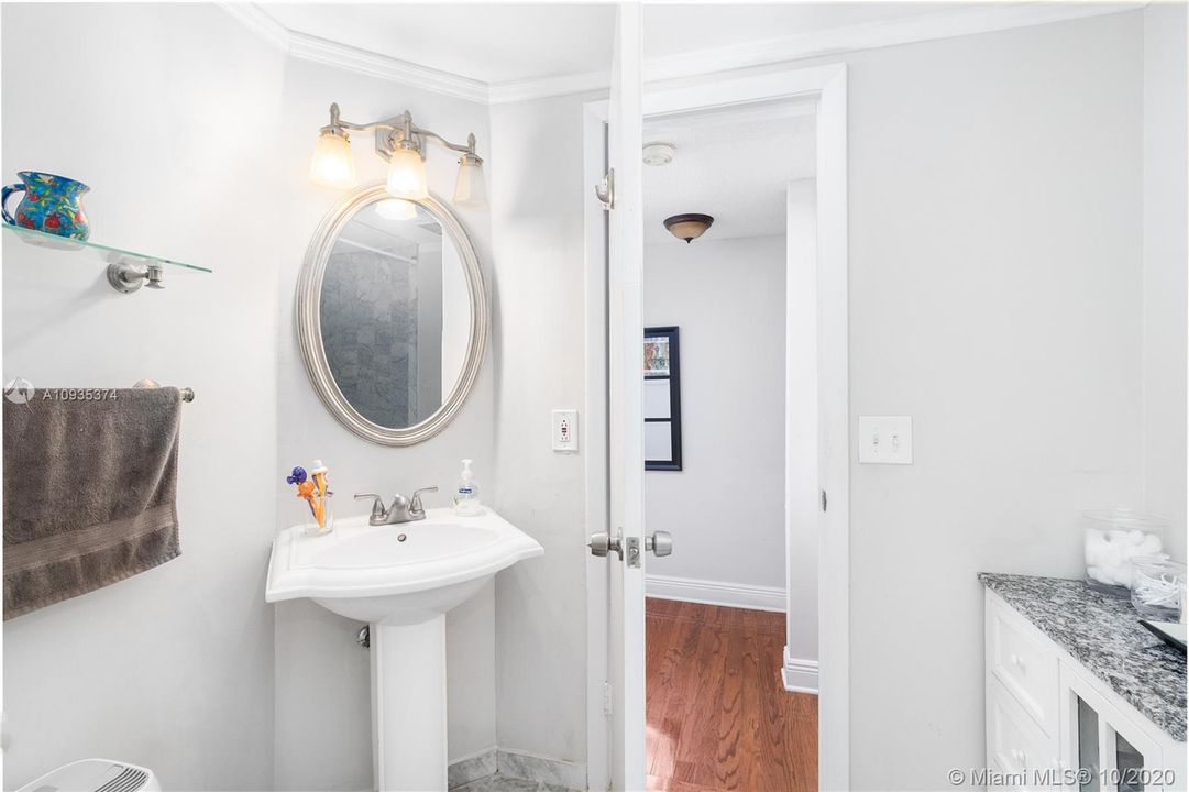 Recently Sold: $304,000 (2 beds, 1 baths, 1152 Square Feet)