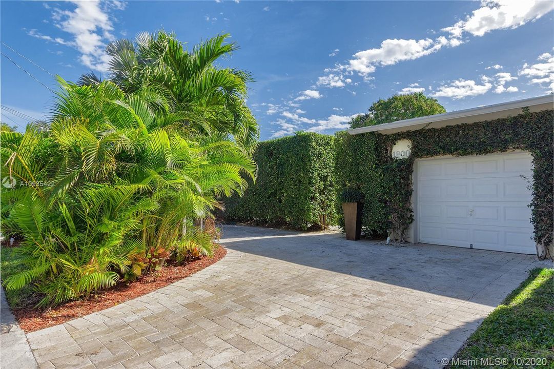 Recently Rented: $9,900 (3 beds, 4 baths, 2644 Square Feet)