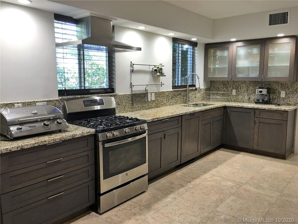 Recently Rented: $9,900 (3 beds, 4 baths, 2644 Square Feet)