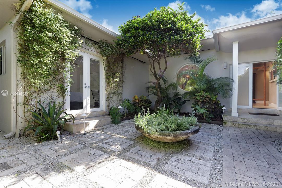 Recently Rented: $9,900 (3 beds, 4 baths, 2644 Square Feet)