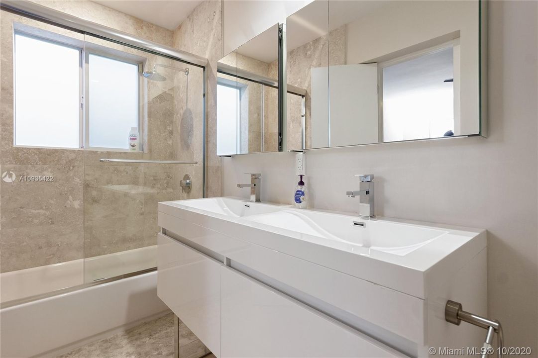 Recently Rented: $9,900 (3 beds, 4 baths, 2644 Square Feet)