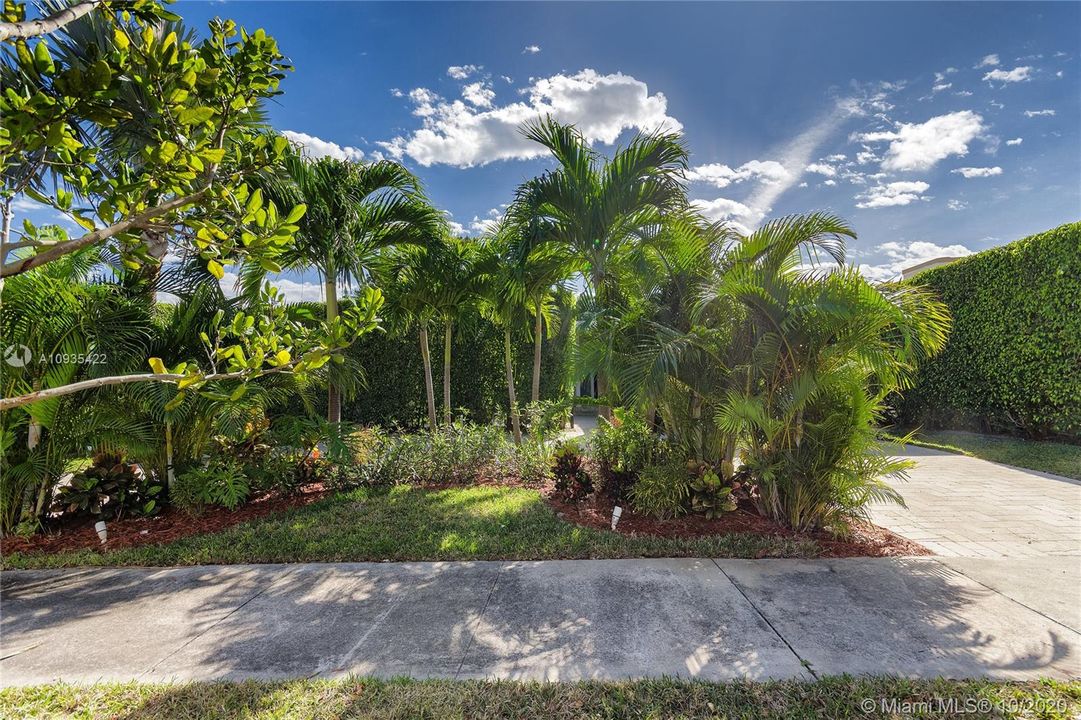 Recently Rented: $9,900 (3 beds, 4 baths, 2644 Square Feet)