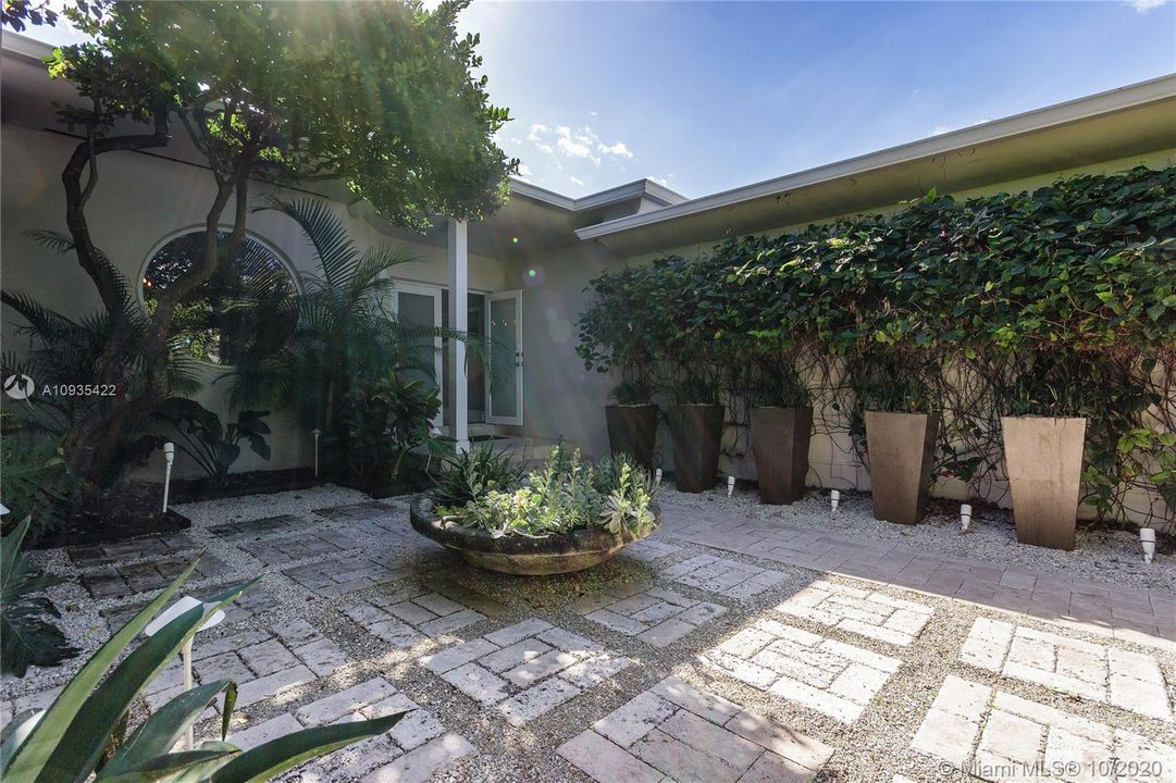 Recently Rented: $9,900 (3 beds, 4 baths, 2644 Square Feet)