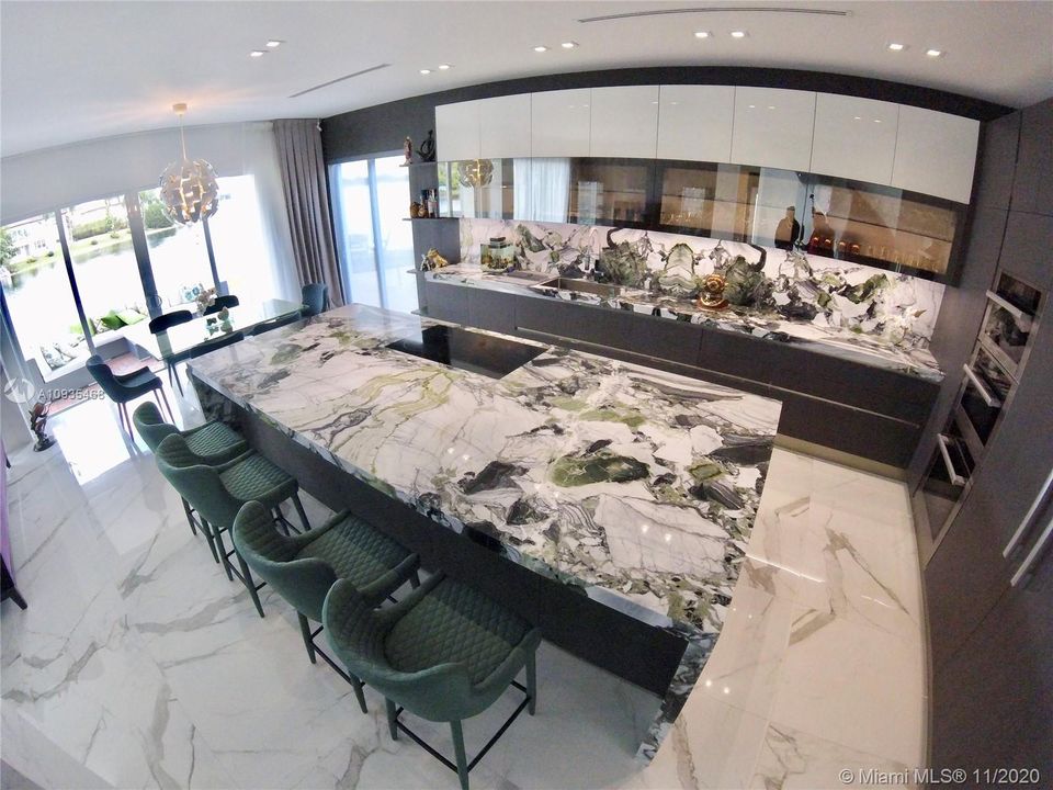 最近售出: $1,634,900 (6 贝兹, 5 浴室, 3584 平方英尺)