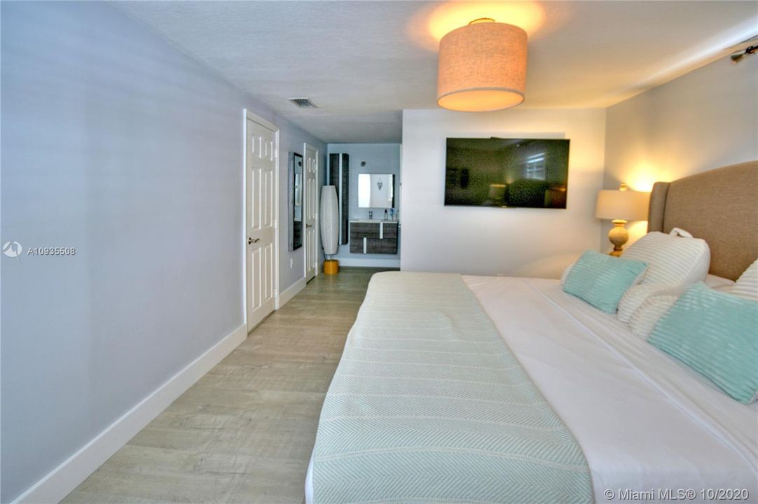 Looking toward en-suite bath