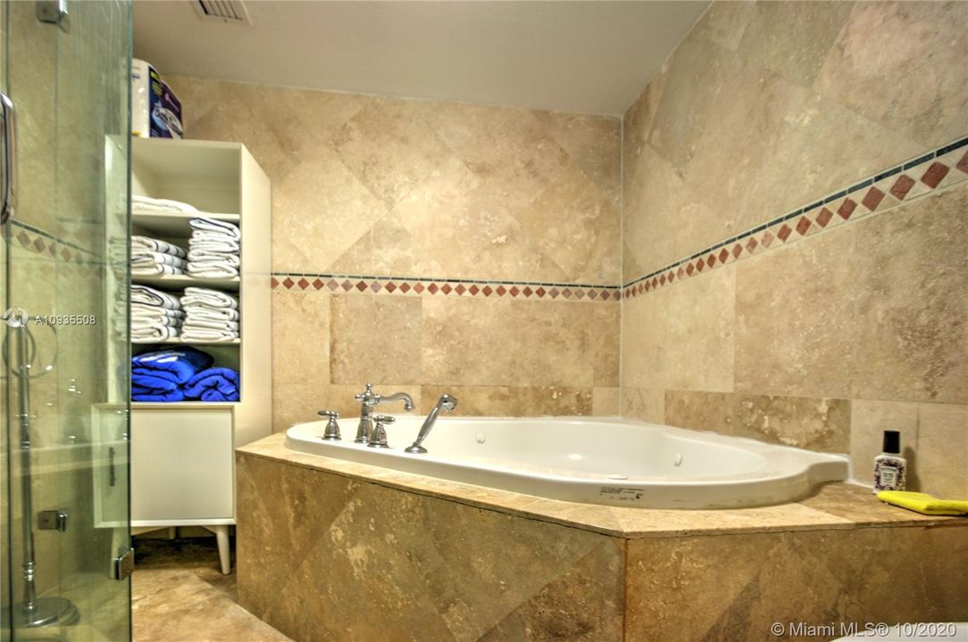 Ensuite bathroom with jet tub