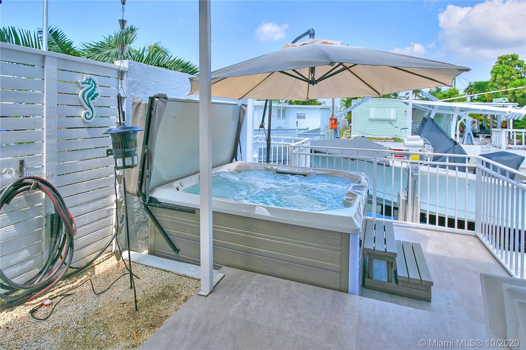 Hot tub with jets on