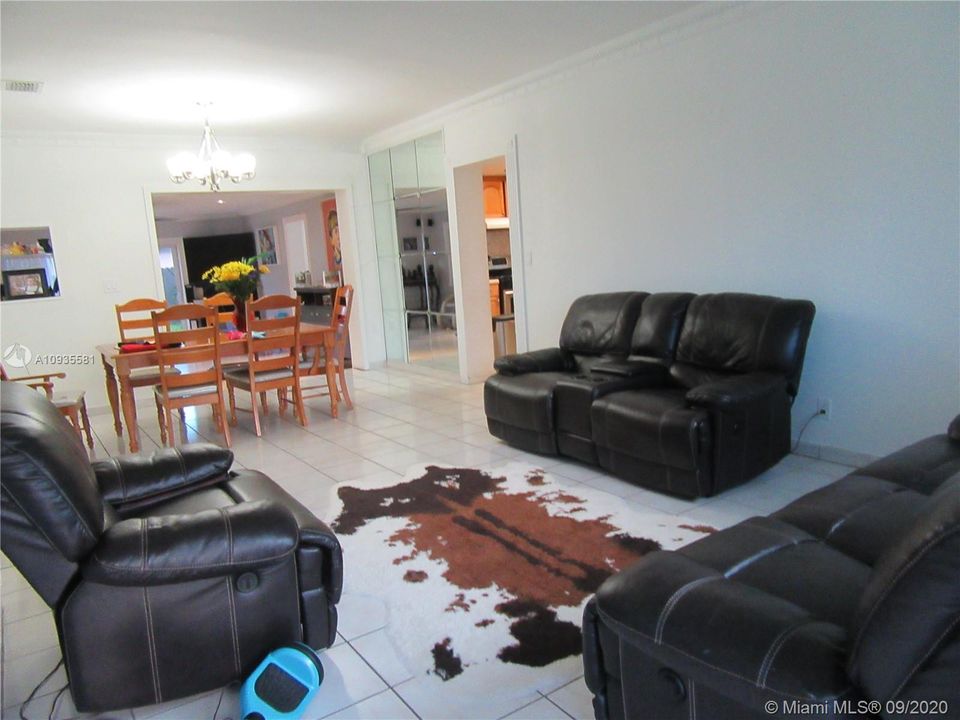 Recientemente alquilado: $2,200 (4 camas, 2 baños, 2036 Pies cuadrados)