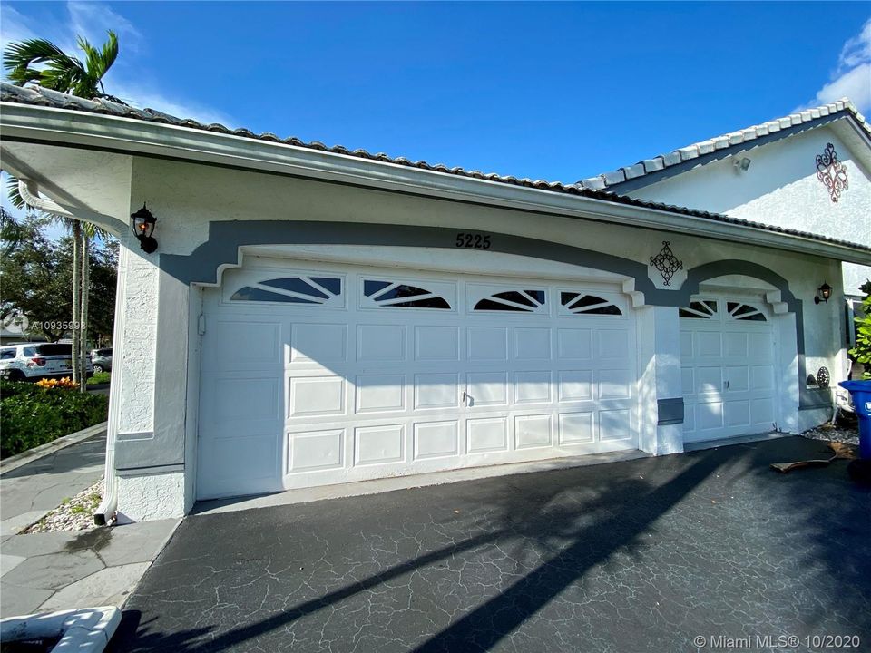 Recently Sold: $475,000 (5 beds, 2 baths, 2489 Square Feet)