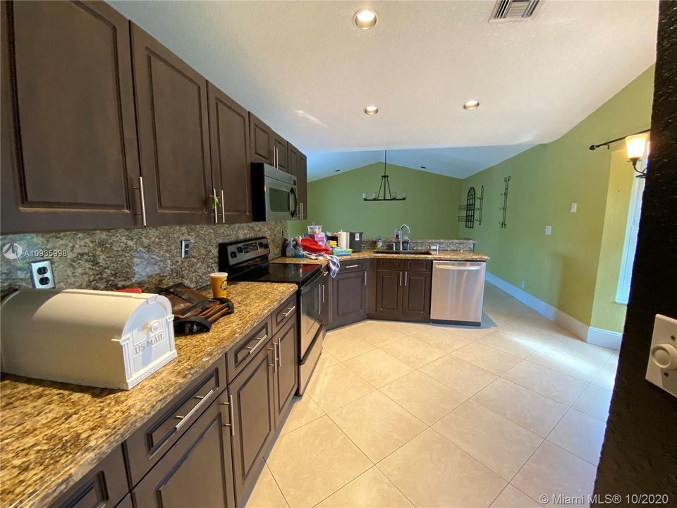 Recently Sold: $475,000 (5 beds, 2 baths, 2489 Square Feet)