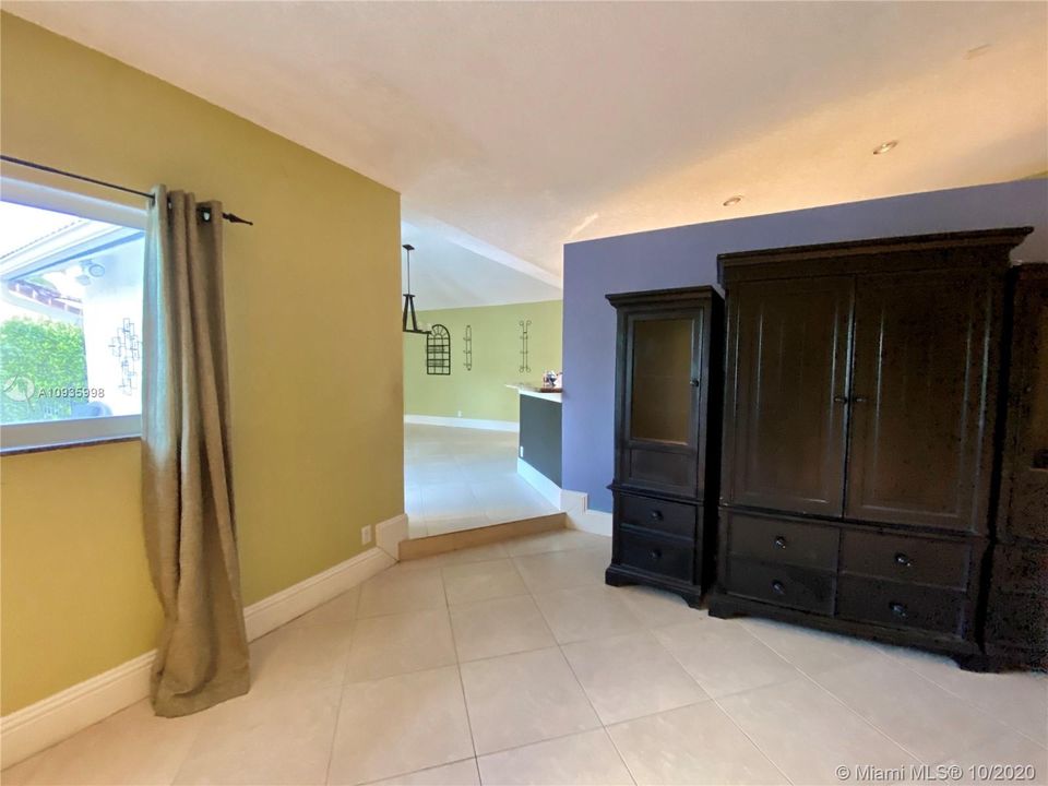 Recently Sold: $475,000 (5 beds, 2 baths, 2489 Square Feet)