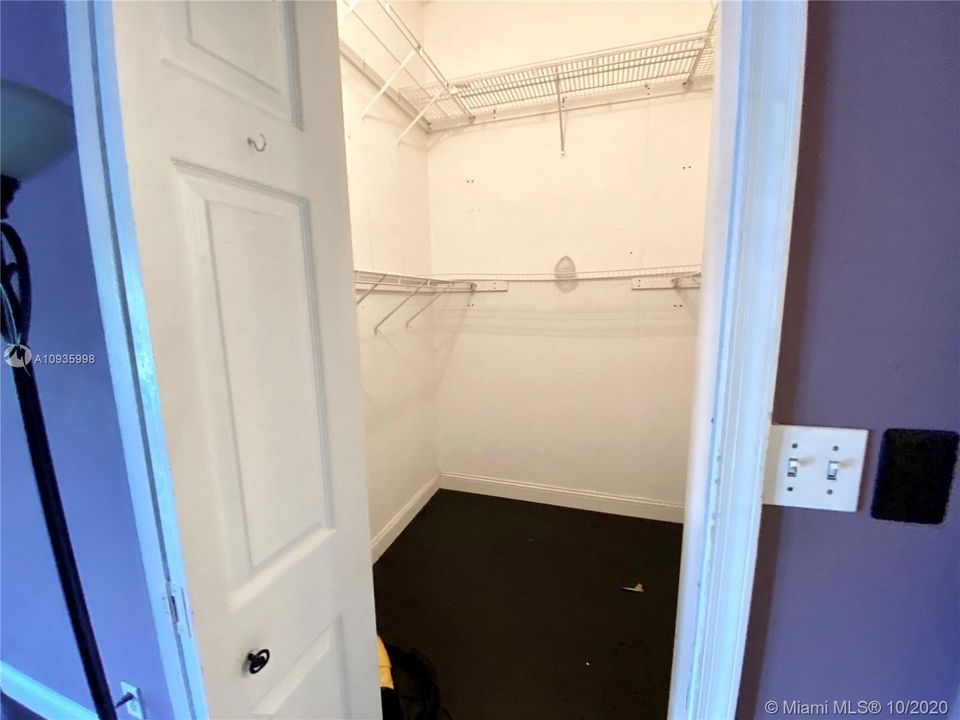 Recently Sold: $475,000 (5 beds, 2 baths, 2489 Square Feet)