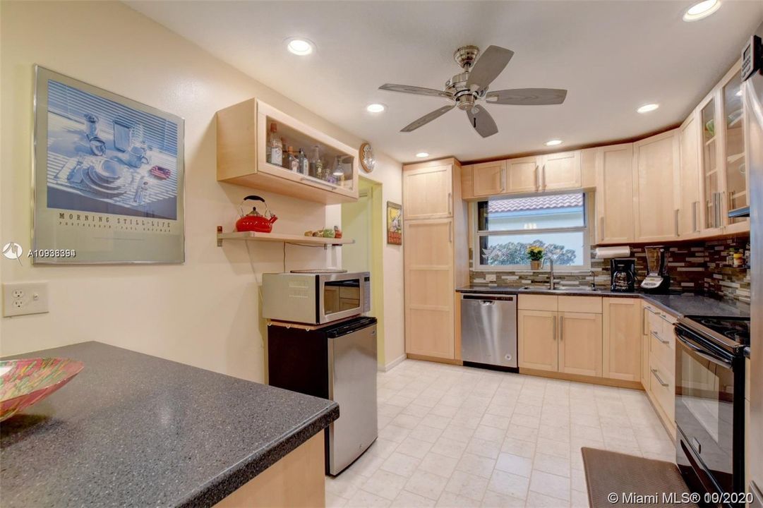Vendido Recientemente: $319,900 (3 camas, 2 baños, 1639 Pies cuadrados)