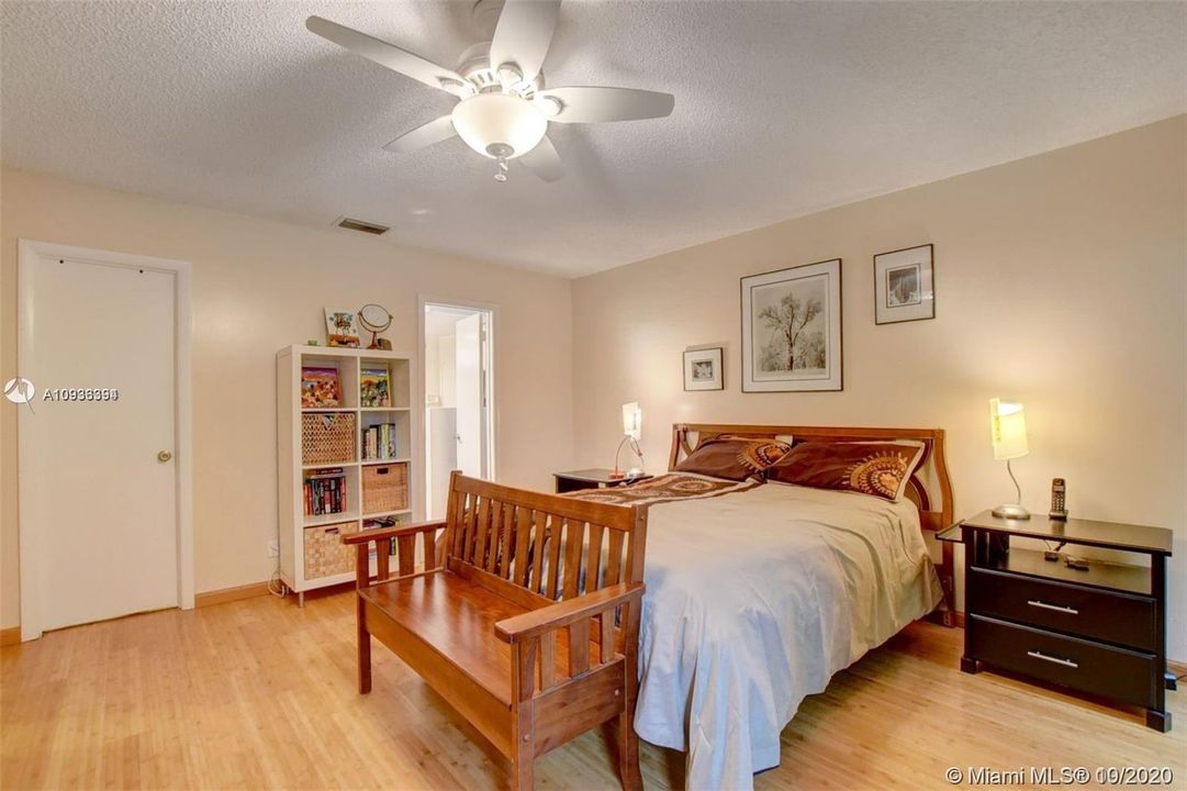 Vendido Recientemente: $319,900 (3 camas, 2 baños, 1639 Pies cuadrados)