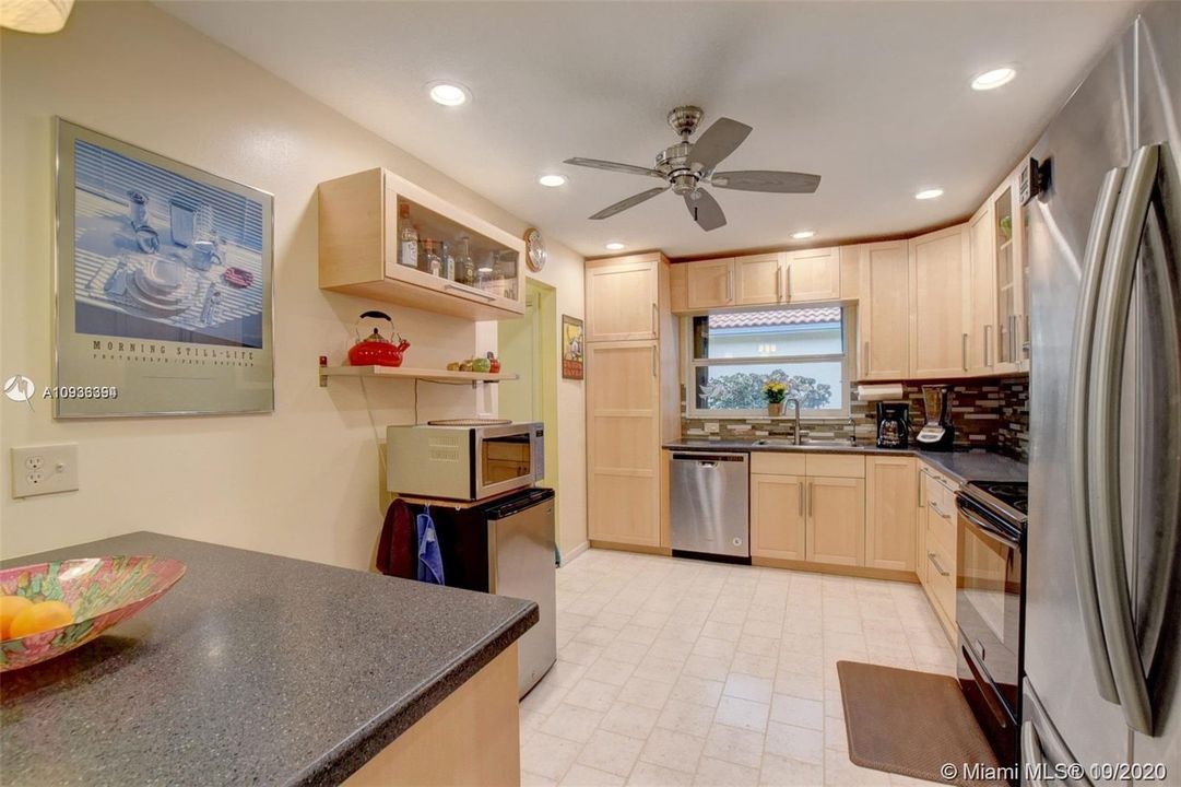 Vendido Recientemente: $319,900 (3 camas, 2 baños, 1639 Pies cuadrados)