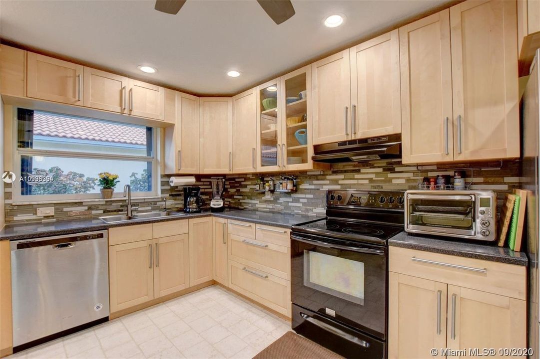 Vendido Recientemente: $319,900 (3 camas, 2 baños, 1639 Pies cuadrados)