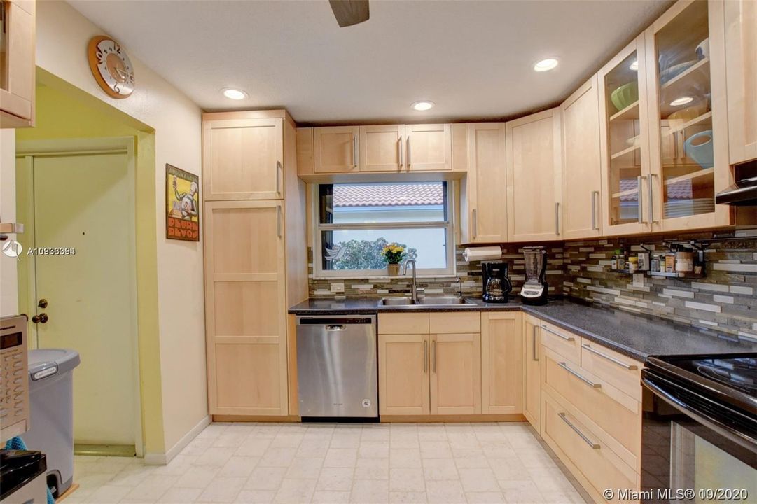 Vendido Recientemente: $319,900 (3 camas, 2 baños, 1639 Pies cuadrados)