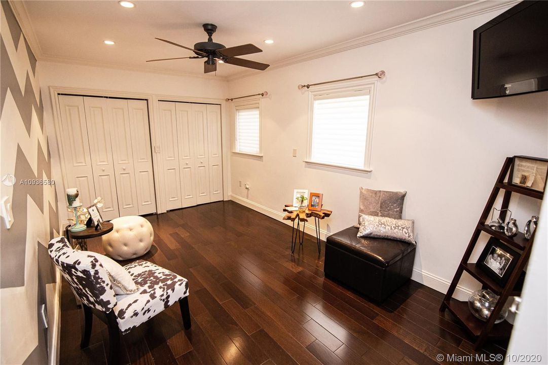 Vendido Recientemente: $694,000 (4 camas, 3 baños, 2410 Pies cuadrados)