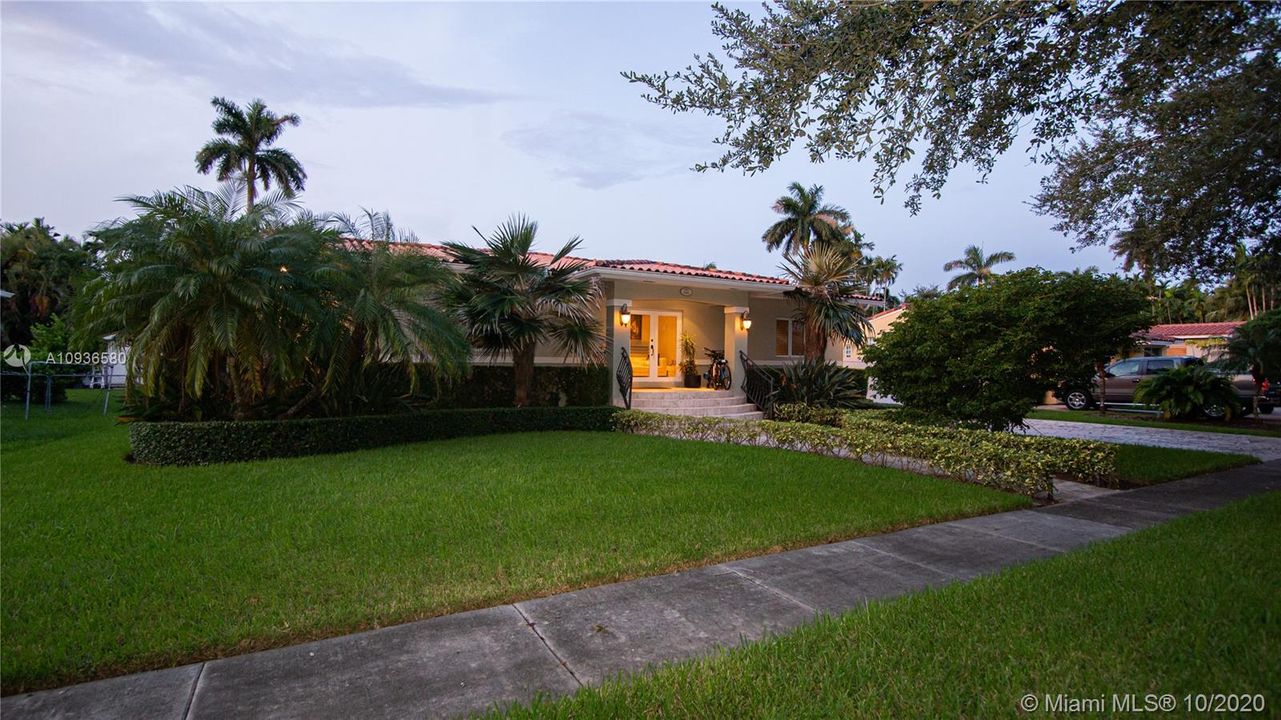 Vendido Recientemente: $694,000 (4 camas, 3 baños, 2410 Pies cuadrados)