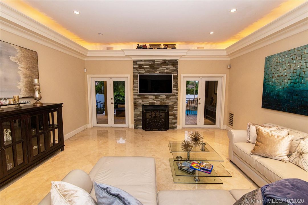 Vendido Recientemente: $694,000 (4 camas, 3 baños, 2410 Pies cuadrados)