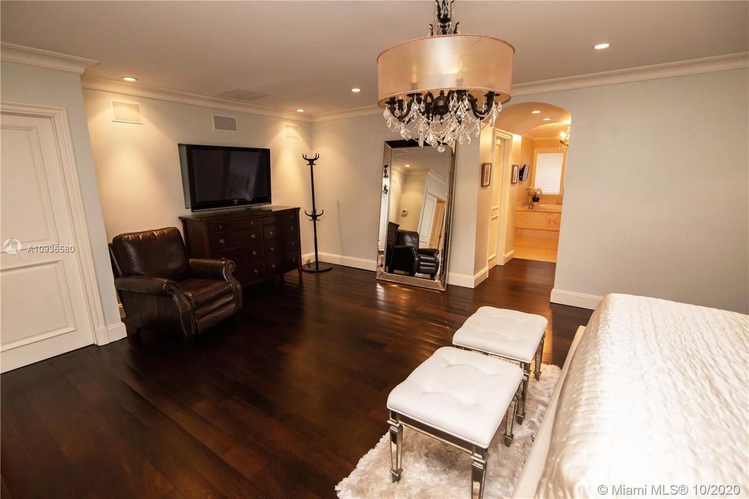 Vendido Recientemente: $694,000 (4 camas, 3 baños, 2410 Pies cuadrados)