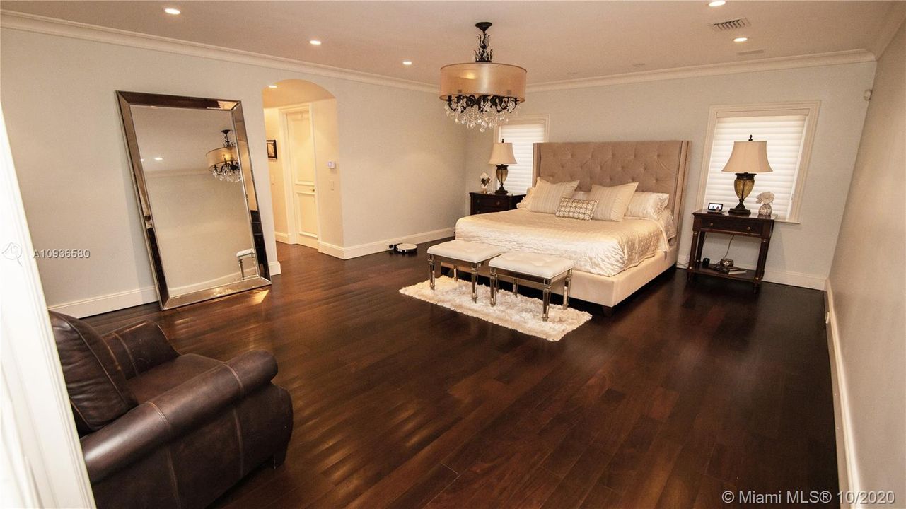 Vendido Recientemente: $694,000 (4 camas, 3 baños, 2410 Pies cuadrados)