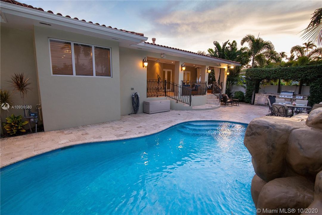 Vendido Recientemente: $694,000 (4 camas, 3 baños, 2410 Pies cuadrados)