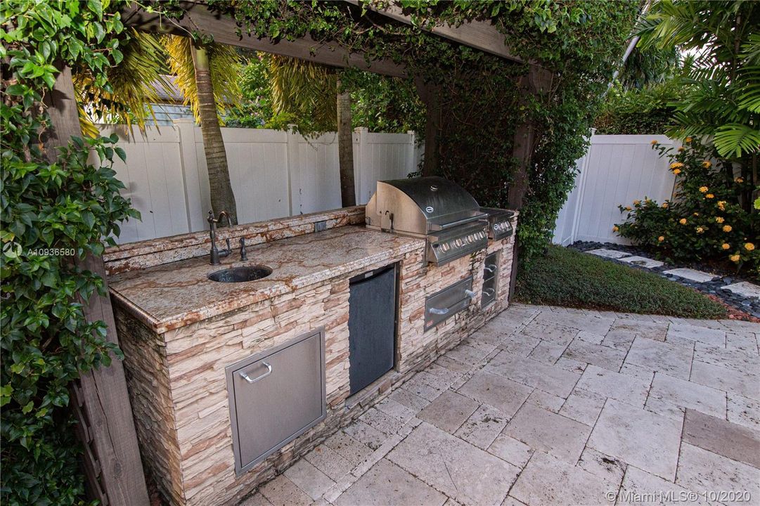 Vendido Recientemente: $694,000 (4 camas, 3 baños, 2410 Pies cuadrados)
